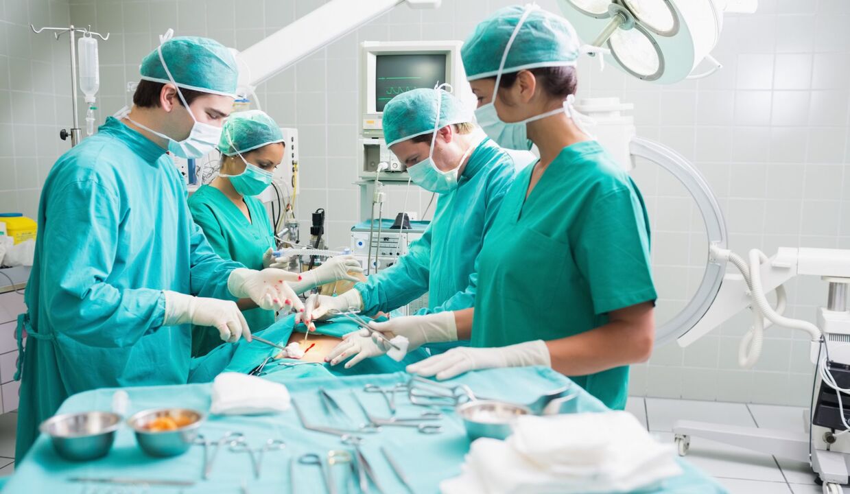 Chirurgai atlieka vyro varpos padidinimo operaciją
